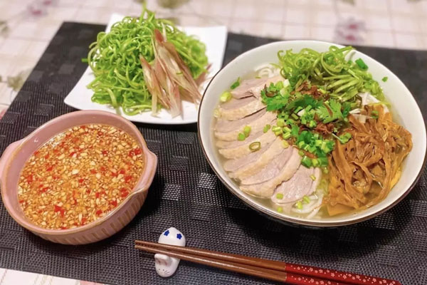 Bún măng vịt ăn kèm với rau gì