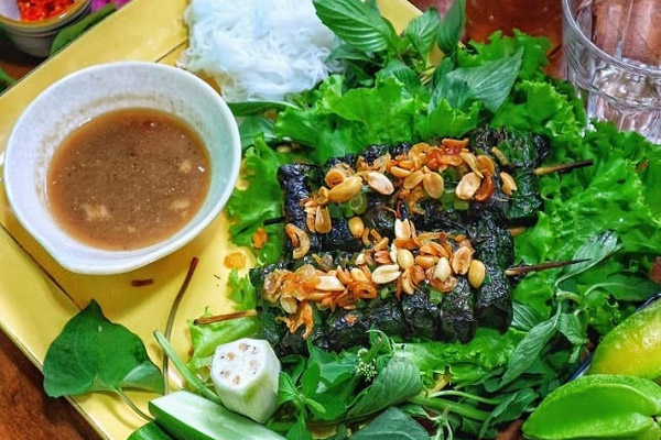 Chuẩn bị một số loại rau sống để ăn kèm