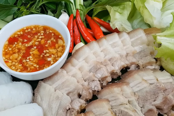 Cuốn cùng bánh tráng hoặc bánh hỏi đều phù hợp
