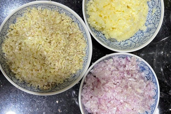 Hành tím, tỏi, sả băm/xay nhuyễn để ướp thịt
