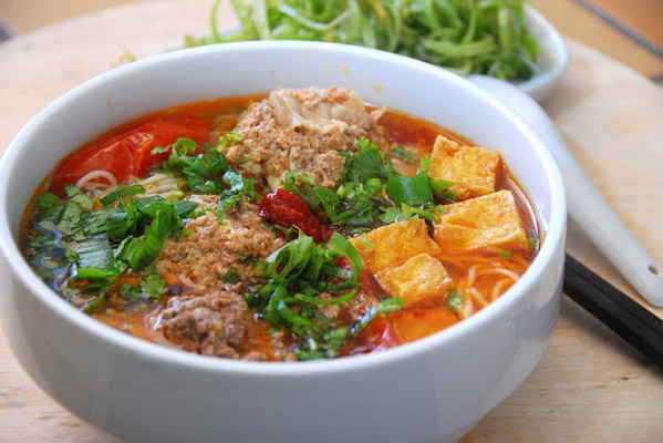 Hoàn Thiện Và Trình Bày Bún Riêu