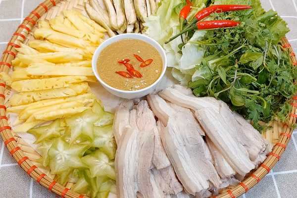 Làm thịt luộc cuốn bánh tráng