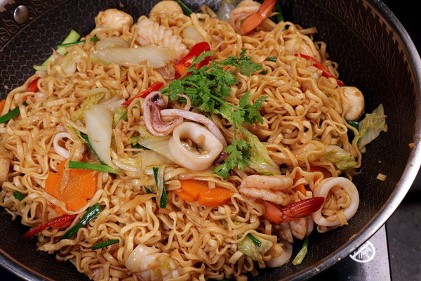 Mì xào hải sản đậm đà, dai ngon hấp dẫn