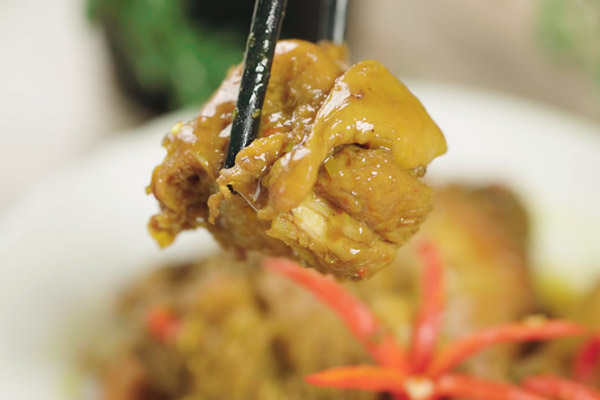 Miếng gà thấm đẫm gia vị kho