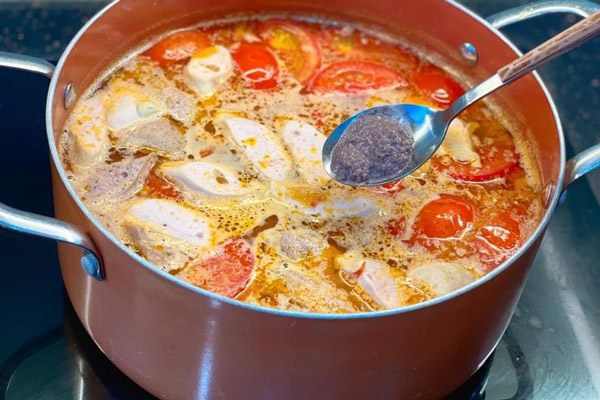 nấu nước dùng bún riêu cua