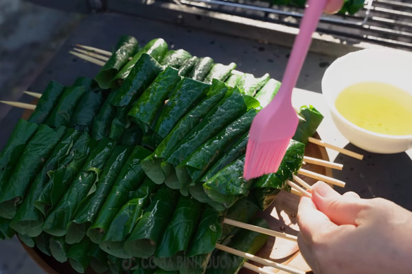 Quét 1 ít dầu lên các xiên thịt trước khi nướng