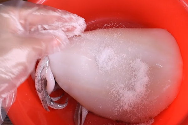 Rửa mực với muối thật kỹ và xả lại với nước