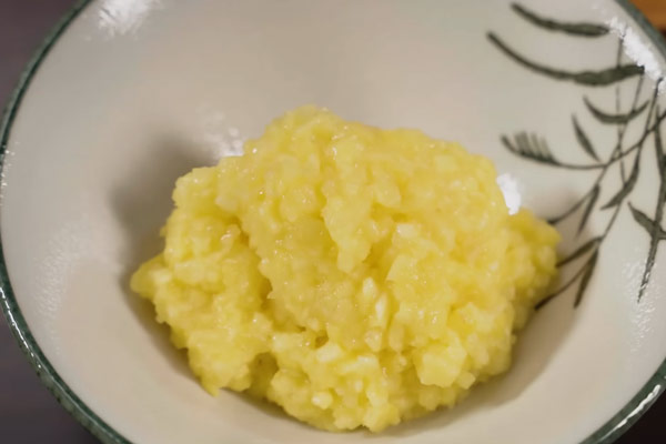 Thơm gọt vỏ, băm nhuyễn để pha nước chấm