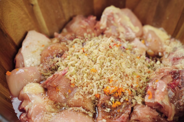 Ướp gà với các gia vị đã chuẩn bị