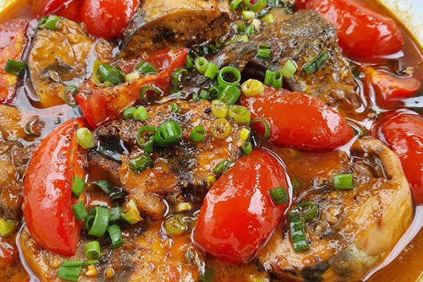Cá ngừ kho thơm cà chua miền trung