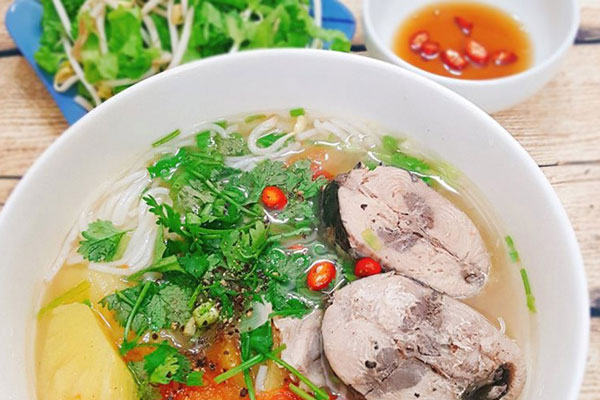 Làm sao để cá ngừ không bị tanh khi nấu bún?