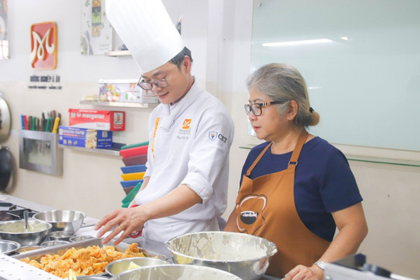 lớp học gà rán