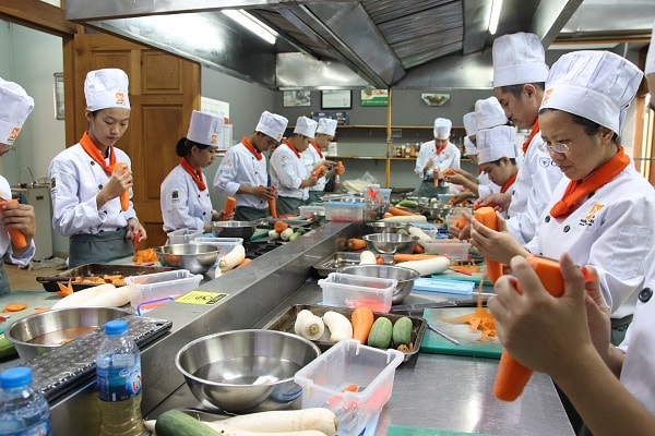 học viên bếp trưởng á âu được rèn luyện để trở thành con người làm nghề