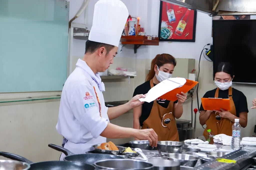 giảng viên lớp bánh mì chảo full topping