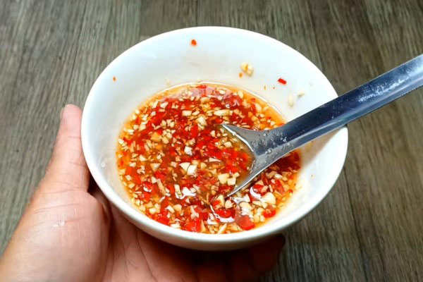 Pha nước mắm trộn gỏi gà