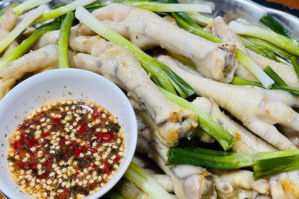Chân gà hấp hành chấm gì?