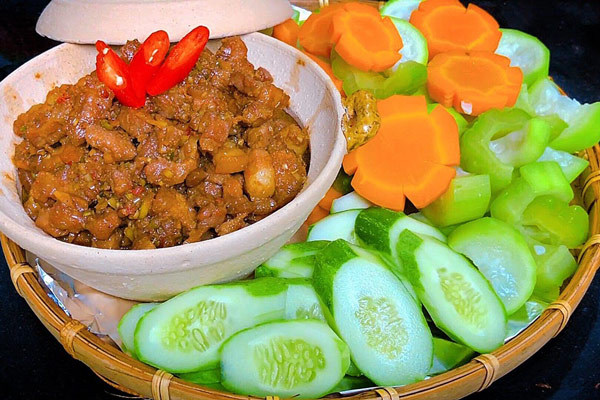 Thịt kho mắm ruốc ăn kèm với rau gì