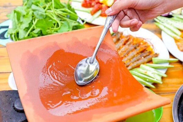 Có Cần Quét Dầu Lên Ngói Khi Nướng Không
