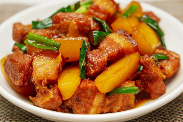 Thịt kho củ cải ăn kèm cơm trắng