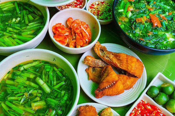 Bún cá chấm nên ăn kèm rau gì