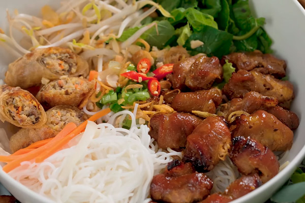 Bún trộn thịt nướng bắt mắt, hấp dẫn