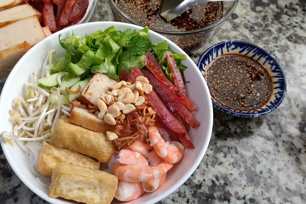 Bún trộn xí dầu với phần topping