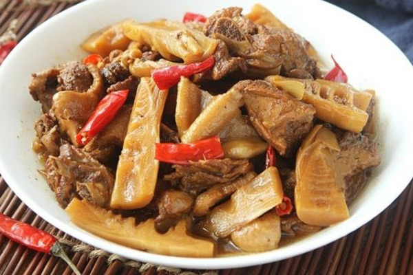 Vịt kho măng là món ăn được nhiều người lựa chọn