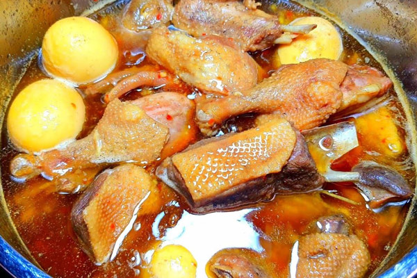 Vịt kho nước dừa mềm thơm, béo ngậy