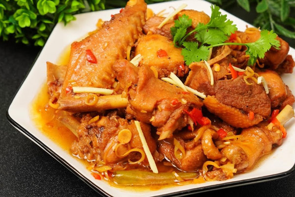 Vịt kho sả ớt cay mặn hài hòa