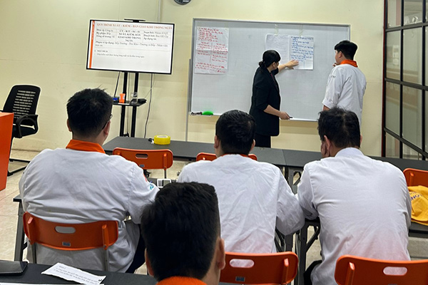 giảng viên hướng dẫn quản trị tài chính ẩm thực