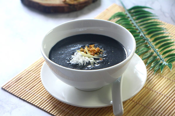 Chè mè đen ngon nhất là ăn ngay khi còn nóng