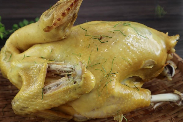 Gà hấp lá chanh là sự kết hợp quen thuộc 