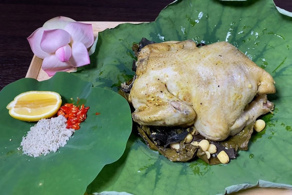 Gà hấp lá sen vừa ngon miệng lại đẹp mắt 
