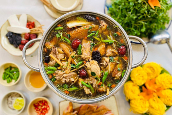 Lẩu gà ớt hiểm đậm đà, thơm lừng