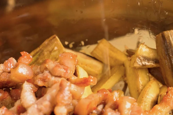 Xào Thịt Ba Chỉ Và Chuối Xanh