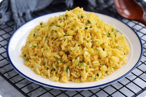 ăn kèm cơm chiên trứng với nước tương