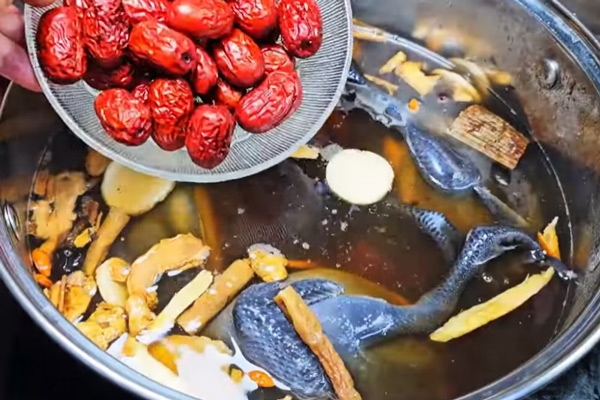 Cho các loại thuốc Bắc vào ngâm cùng gà