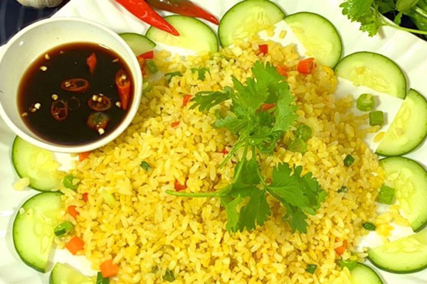 Cơm chiên trứng tỏi ăn kèm với nước tương