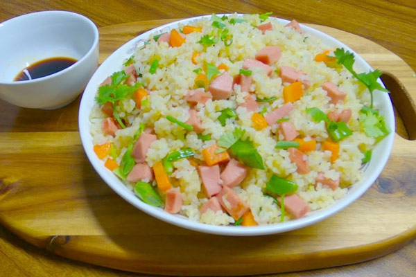 Cơm chiên trứng xúc xích nhanh gọn và bổ dưỡng