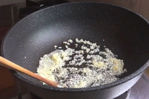 Phi thơm tỏi là bước vô cùng quan trọng