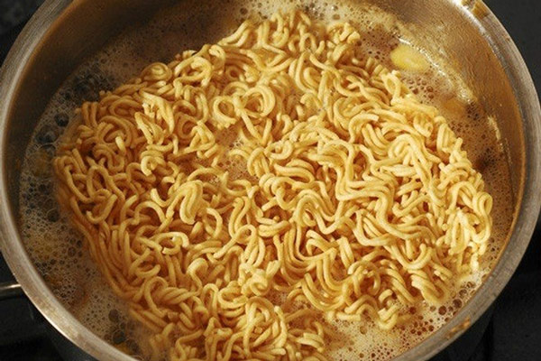 Trụng mì nhanh tay để sợi mì không bị nhão