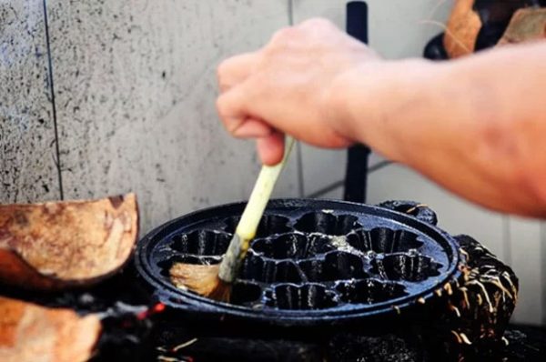 Làm Nóng Khuôn Và Chuẩn Bị Đổ Bánh